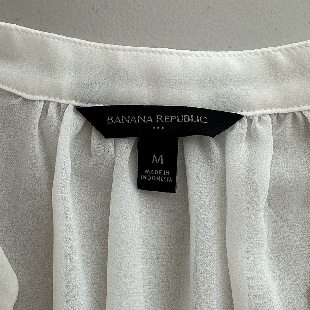 Banana Republic Sheer Cream Blouse Size Medium - Picture 13 of 14